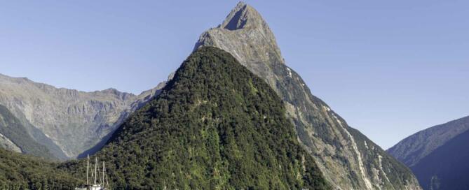 Bateau devant Mitre Peak à Milford Sound en Nouvelle-Zélande