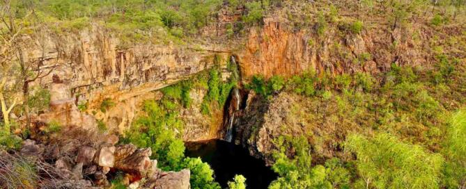 Panorama en hauteur sur la forêt et une cascade dans le parc national de Litchfield en Australie
