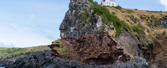 Vue depuis la mer d'un phare à la pointe de la péninsule d'Otago en Nouvelle-Zélande