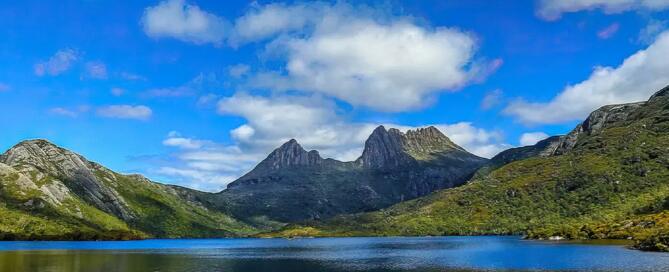 Vue sur un lac et les montagnes dans le parc national Cradle Mountain en Tasmanie