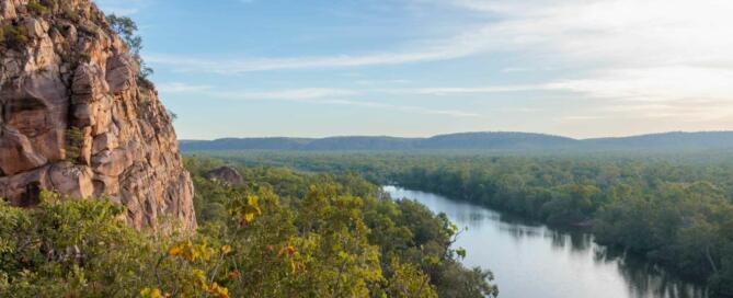 Vue d'une rivière au pied de falaise roses dans les Katherine Gorges en Australie