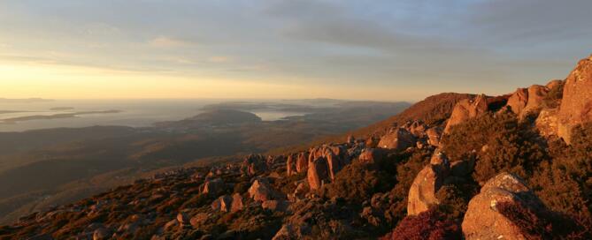 Vue sur la baie d'Hobart depuis le mont Wellington au coucher du soleil en Tasmanie, Australie