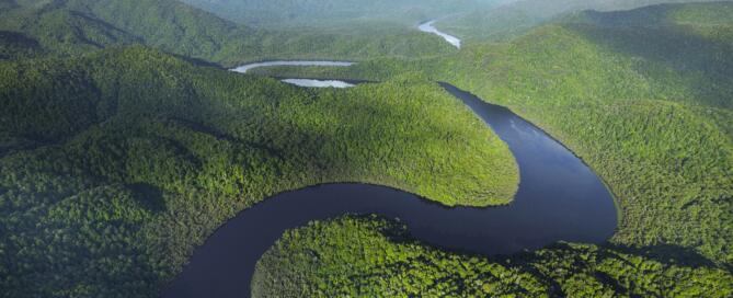 Vue aérienne des méandres de la rivière Gordon entourée de forêt près de Strahan en Tasmanie, Australie