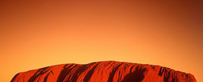 Uluru, (Ayers Rocck) au coucher du soleil en Australie