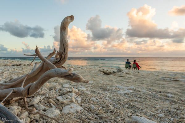 Deux personnes sur une plage de Lady Elliot Island regardent la mer
